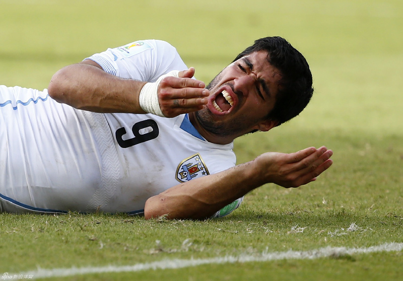 Luis Suárez vuelve a morder a un rival: esta vez su víctima fue el italiano Chiellini