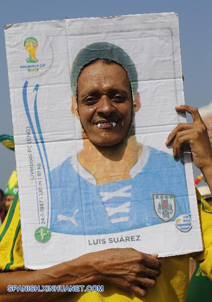 Aficionados portan máscara con imagen de Luis Suárez