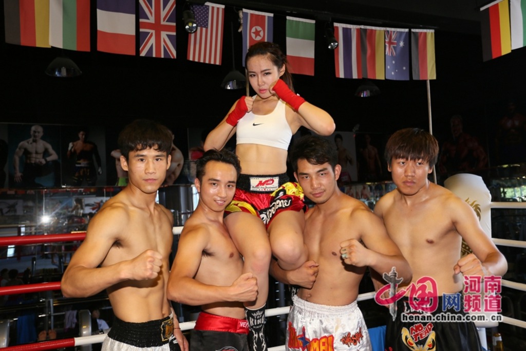 Belleza china del boxeo se enfrenta a cuatro hombres