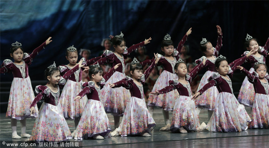 Los ni?os bailan en el teatro. Wuhan. Hubei. [Foto/PPC]