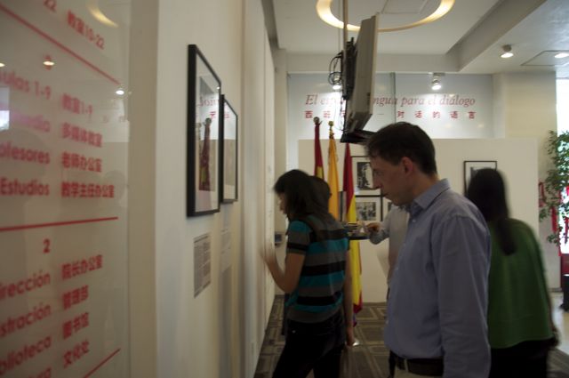En el Instituto Cervantes de Pekín quedó inaugurada la exposición "Gabo: toda una vida", 28 fotografías donde se puede apreciar la vida del escritor colombiano. (Foto: IC)