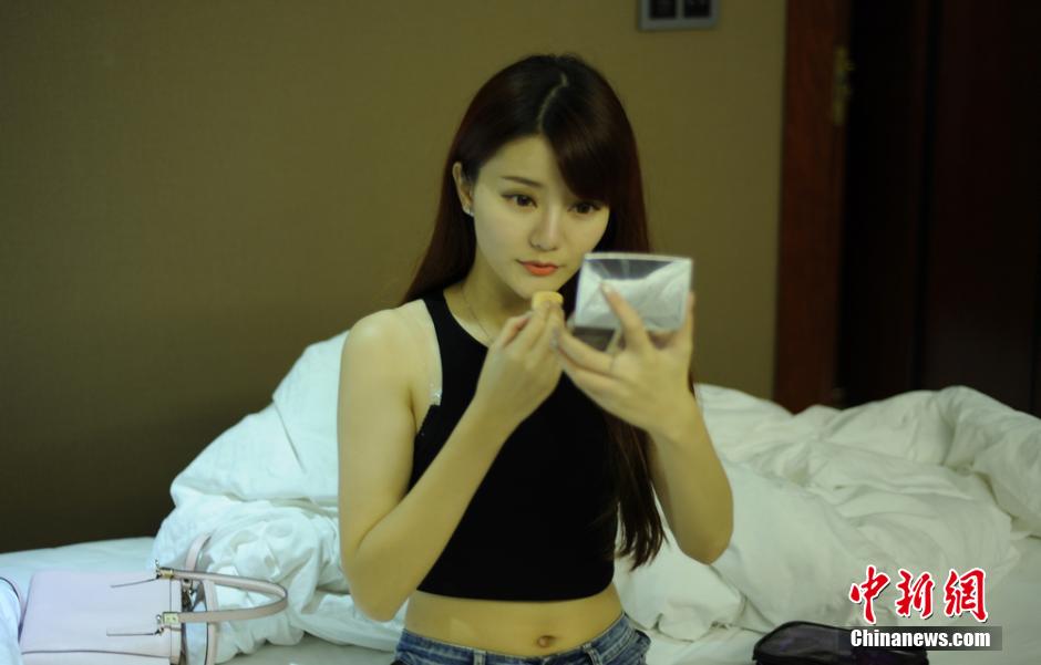 Las concursantes de la final del Concurso Miss Naútica 2014 asisten al entrenamiento en el Salón Náutico Internacional durante el cual recibirán clases profesionales de baile, etc. Changsha. Hunan.