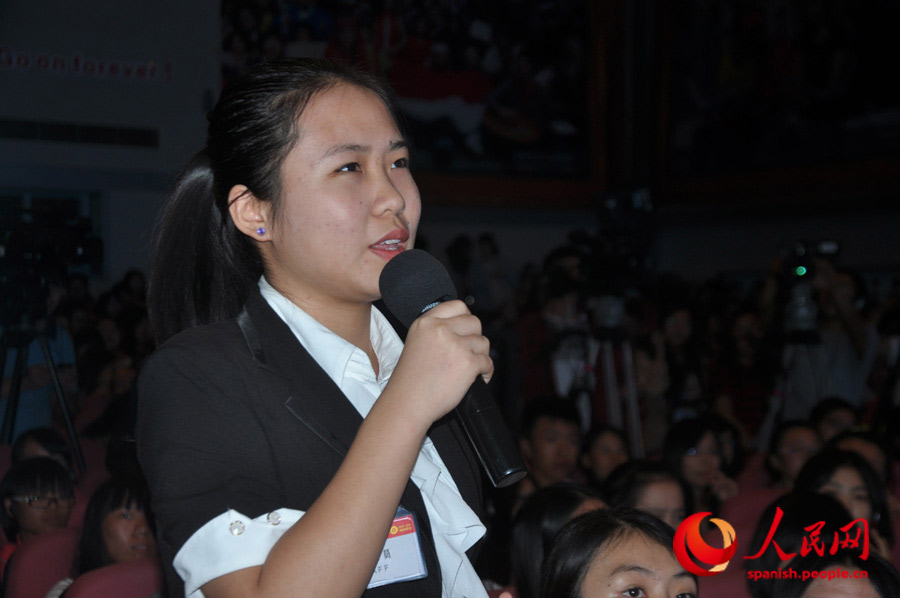 Una alumna hace pregunta al embajador de Bolivia (Foto: Liu Xuxia)