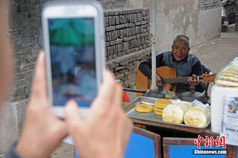 Abuelo con talento ilumina el negocio con sus cuerdas