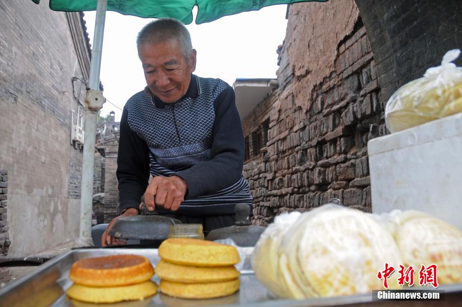 Abuelo con talento ilumina el negocio con sus cuerdas