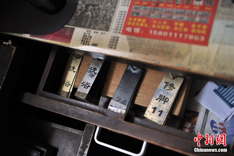 En los peque?os armarios y cajones al lado del mostrador hay tarjetas y llaves de taquillas, cuyos colores han ido desapareciendo con el tiempo.