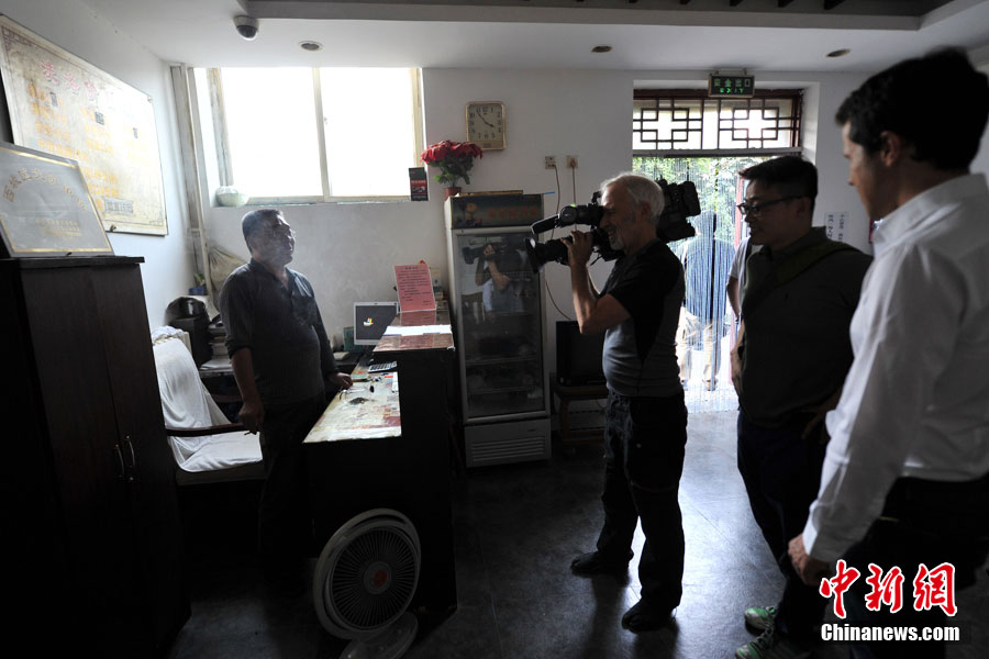 Medios de comunicación nacionales y extranjeros llegan al ba?o en el último día de apertura.