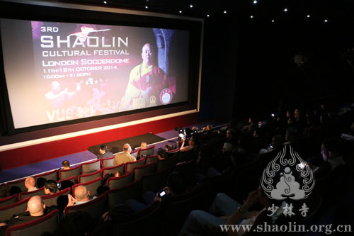 Durante el 3er Festival Cultural de Shaolin, el público disfruta un documental sobre el templo de Shaolin en un teatro de Londres, Gran Breta?a. [Foto / Xinhua]