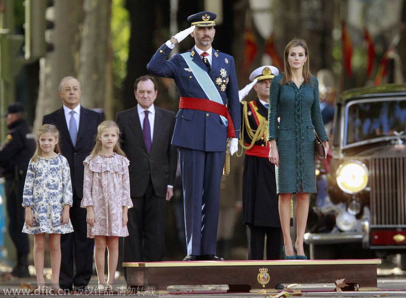 Los reyes de Espa?a presiden su primer Día de la Fiesta Nacional con un desfile militar