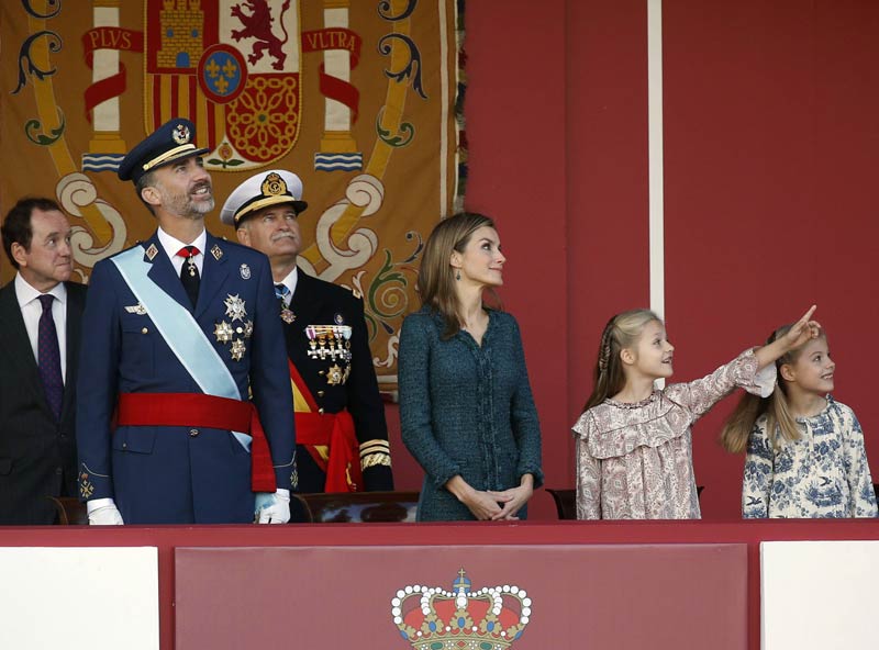 Los reyes de Espa?a presiden su primer Día de la Fiesta Nacional con un desfile militar