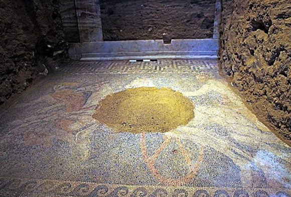 Grecia: descubren gran mosaico en misteriosa tumba