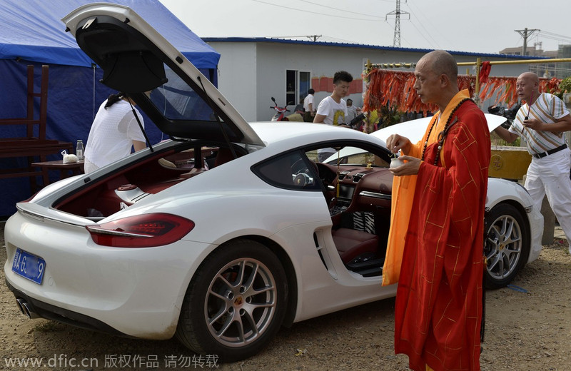 Monjes bendicen nuevos Porsche