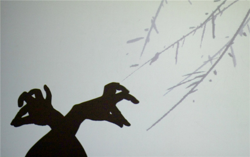 Shen Xiao en un espectáculo de sombras con manos en su estudio en Chengdu, provincia de Sichuan, el 20 de septiembre de 2014. 