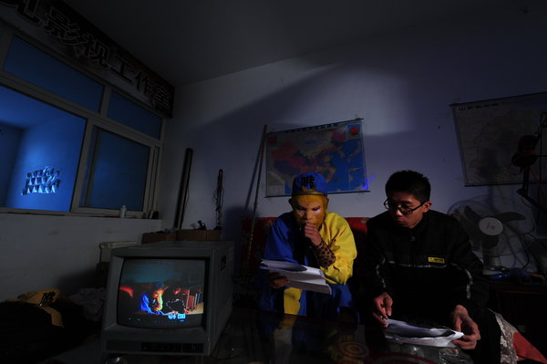 Wang lee los guiones antes de rodar. [Foto/CFP]