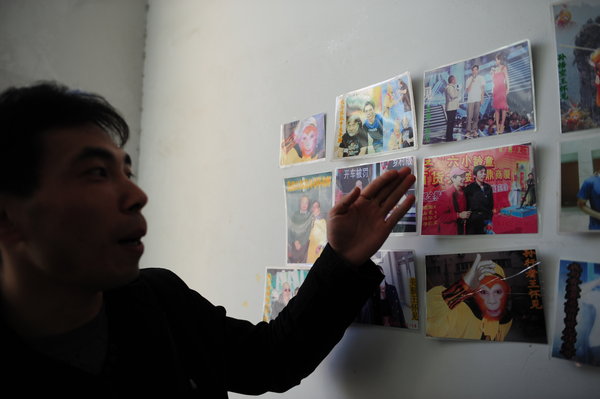 Pared cubierta con fotos del Rey Mono. [Foto/CFP]