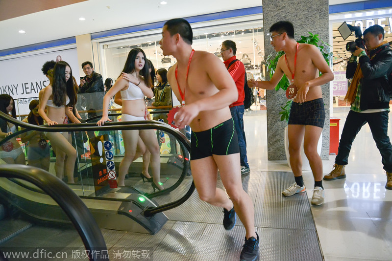 La gente en ropa interior, avanza dentro del centro comercial. [Foto/IC]
