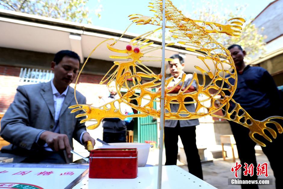 Liu Shengli, el pintor que dibuja con azúcar.