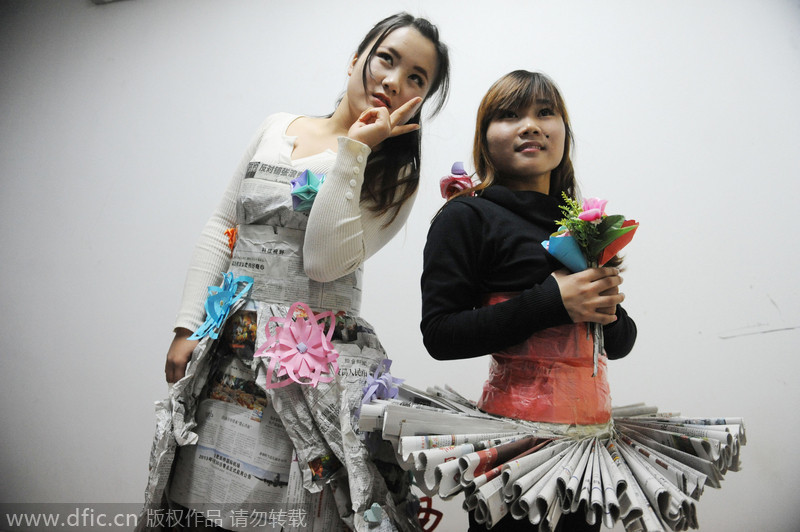 Modelos usan periódicos y hojas de árbol para confeccionar sus trajes. [Foto/IC]