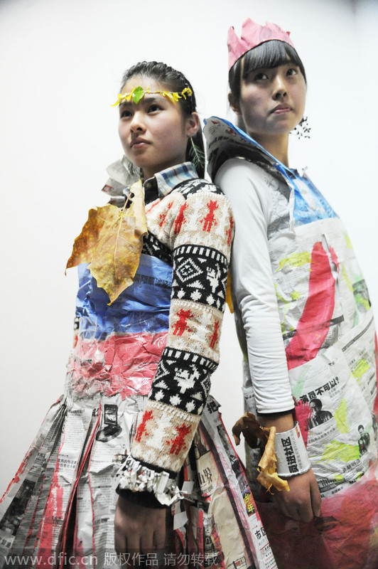 Modelos usan periódicos y hojas de árbol para confeccionar sus trajes. [Foto/IC]