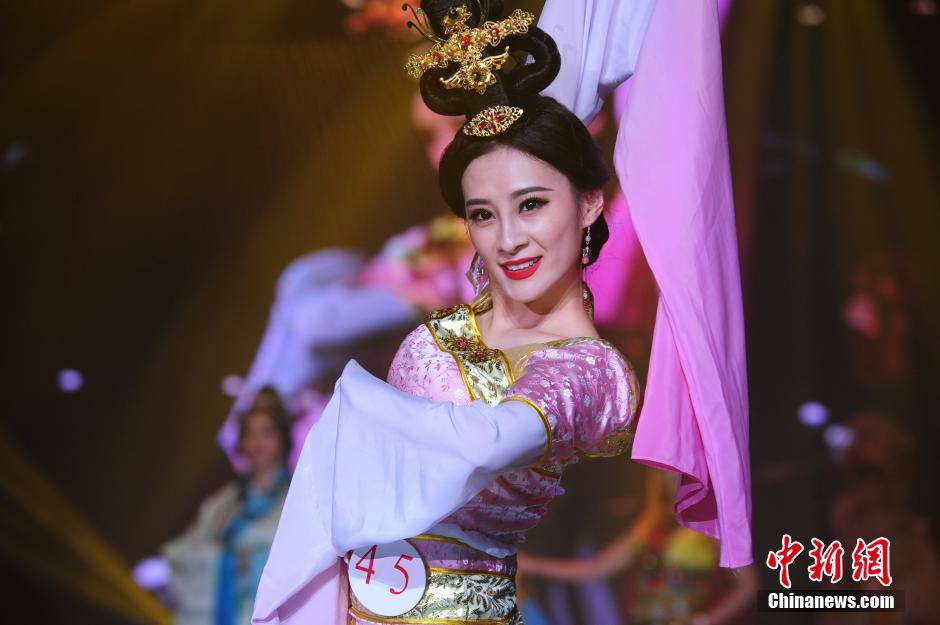 Más de 50 mujeres casadas compiten por el título “Mrs Globe” en China