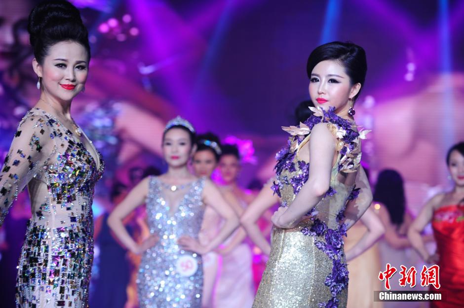 Más de 50 mujeres casadas compiten por el título “Mrs Globe” en China