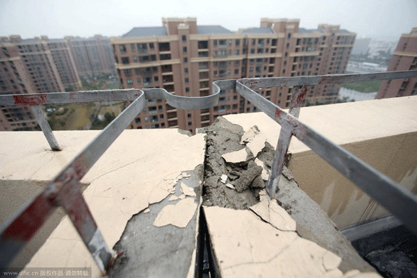 Los edificios han sido da?ados por una inclinación hacia el otro. [Foto: IC]