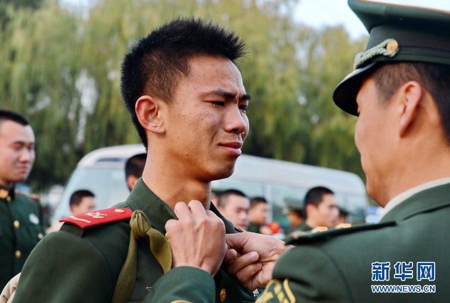 Un recluta, muy emocionado, se despide del jefe de compa?ía durante el último día de su servicio militar en Hebei. [Foto: Xinhua]
