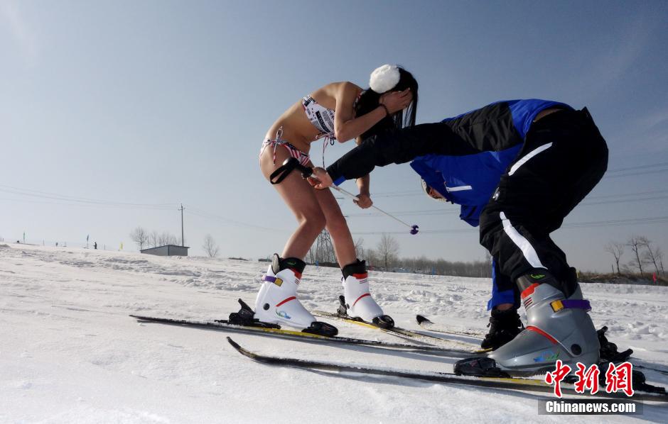 Fabuloso espectáculo de esquí "helado" y en bikini