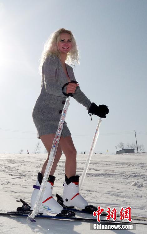 Fabuloso espectáculo de esquí "helado" y en bikini