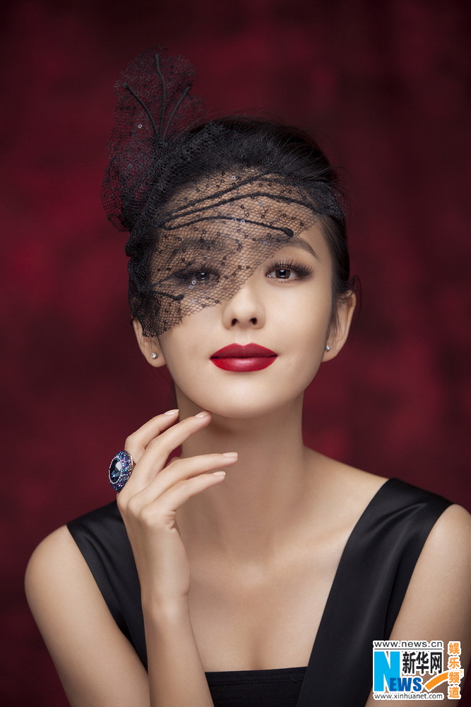 Actriz Tong Liya posa para revista