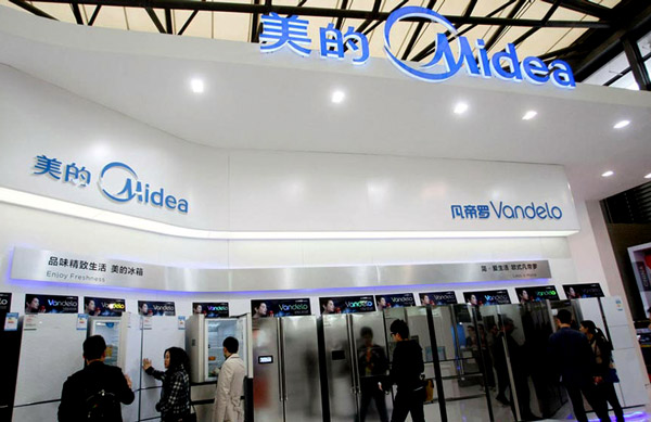 Los visitantes observan los refrigeradores de Midea durante la Exposición Mundial de Electrodomésticos 2014 en Shanghai, China, el 23 de marzo de 2014. [Foto / IC]