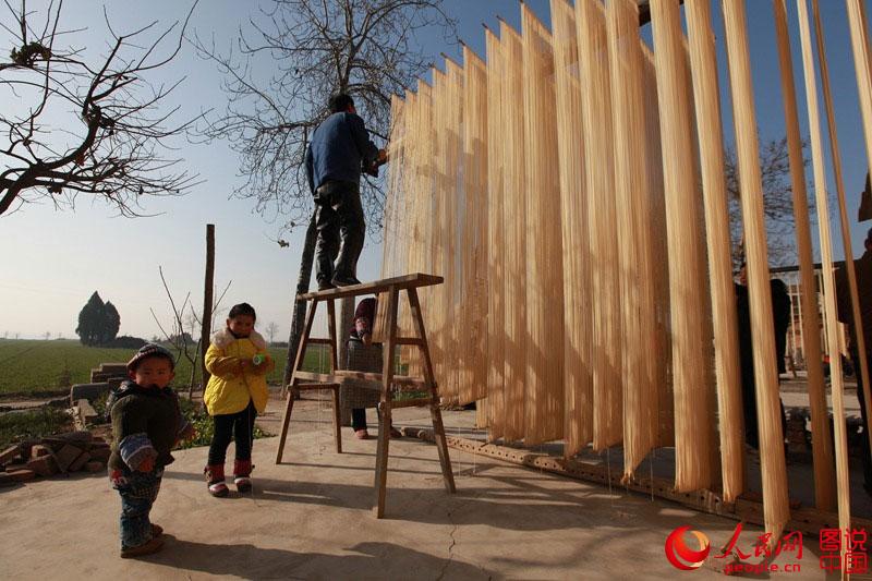 Haciendo fideos en el pueblo Shixia de Guanzhong, provincia de Shaanxi. 