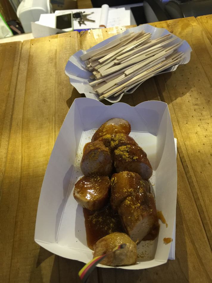 Salchicha alemana en el mercado navide?o alemán del distrito Xuhui de Shanghai, el mayor mercado de Navidad de China. [Foto / CRI ]