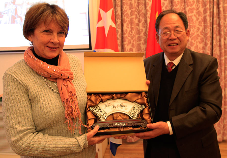 Lin Guoli en representación de BLCU entrega un presente conmemorativo a Cristina Díaz López, directora general del Instituto Confucio de la Universidad de La Habana. (Foto:YAC)