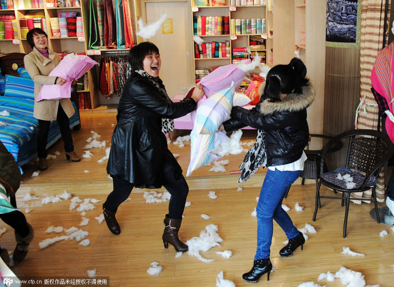 Pelea de almohadas organizada en una oficina de Changsha para que sus trabajadores alivien el estrés acumulado, el 10 de enero de 2013. [Foto / PPC]