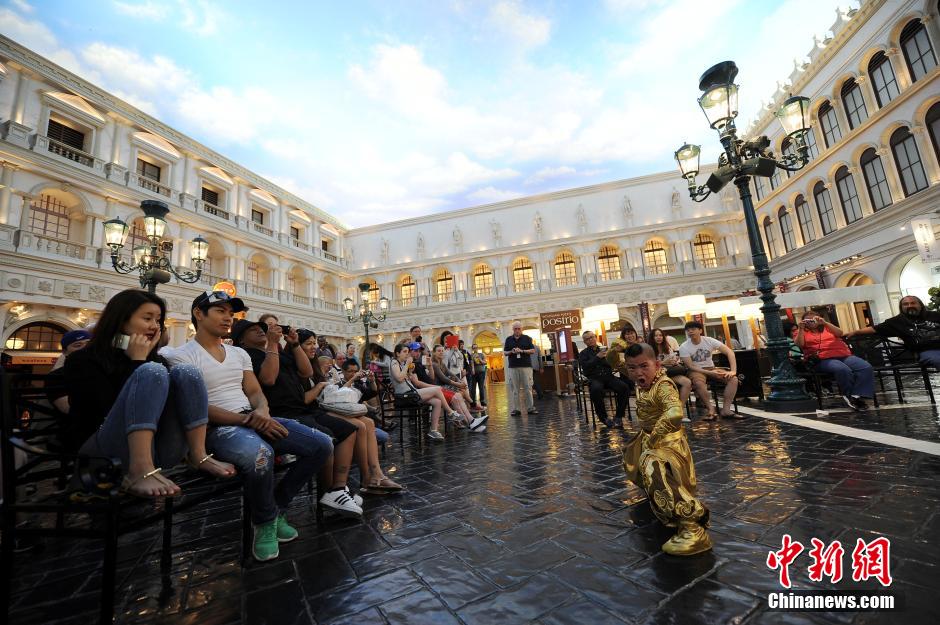 Zhao Zhenghui es un ni?o chino de 9 a?os. Dentro de un espectáculo titulado "PANDA" realiza una exhibición de Kong Fu de Shaolin en Las Vegas, Estados Unidos. La actuación de Zhao ha ganado el corazón de los espectadores. (Foto: CNS/Mao Jianjun)