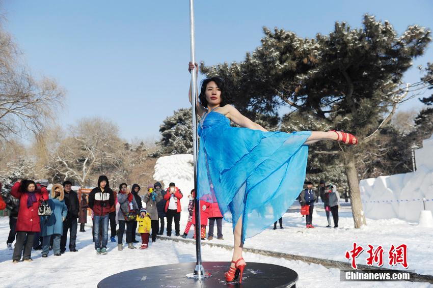 Baile en barra sobre la nieve