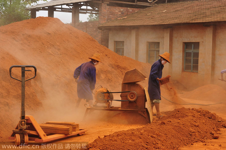 Producción de arcilla para hacer fuegos artificiales en Shaoyang, provincia de Henan, el 18 de septiembre de 2012. [Foto/IC]
