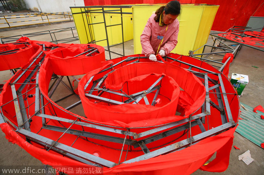 Producción de farolillos en Zigong, provincia de Sichuan, el 20 de enero de 2013. [Foto/IC]
