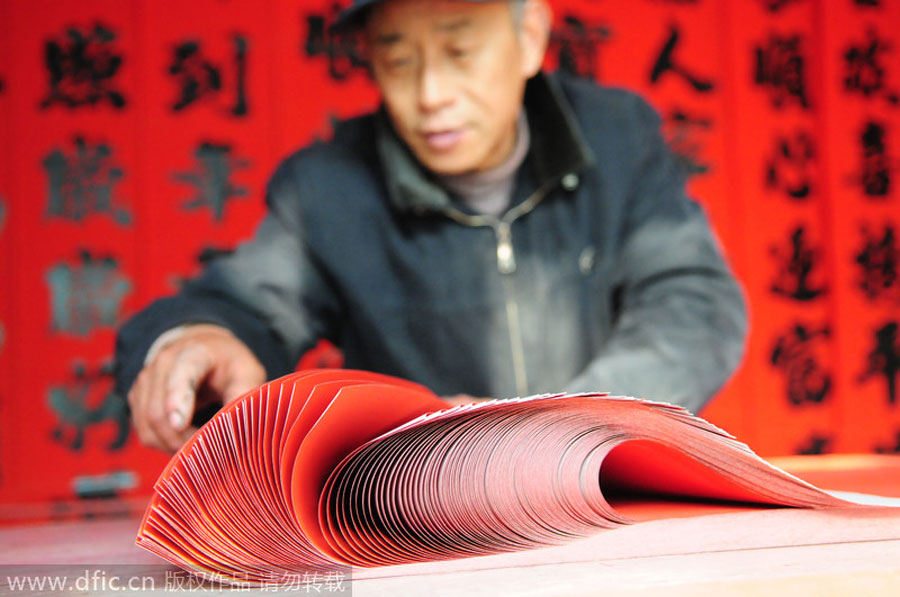 Producción de papeles típicos para puertas y ventanas en Liaocheng, provincia de Shandong, el 4 de enero de 2014. [Foto/IC]