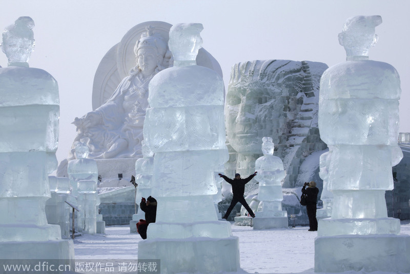 Los visitantes?contemplan las?esculturas?gigantes de?hielo?y?nieve?antes?del Festival Internacional de Hielo y Nieve de Harbin, en la provincia de?Heilongjiang,?el 5 de enero de 2010.?[Foto/IC]