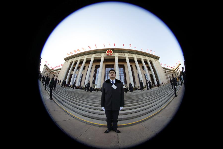 Foto de los guardias de seguridad que cuidan las Dos Sesiones, tomada con una cámara portátil que el reportero lleva sujeta a su cabeza. (Foto: agencias)
