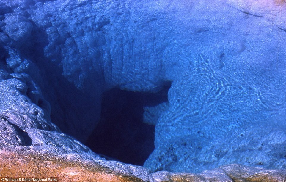 Las monedas cambian el color de un géiser en Yellowstone