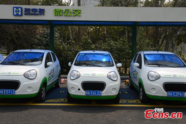 Coches eléctricos utilizados como 'mini buses' estacionados cerca de una estación de metro de Hangzhou, provincia de Zhejiang, el 17 de marzo de 2015. 