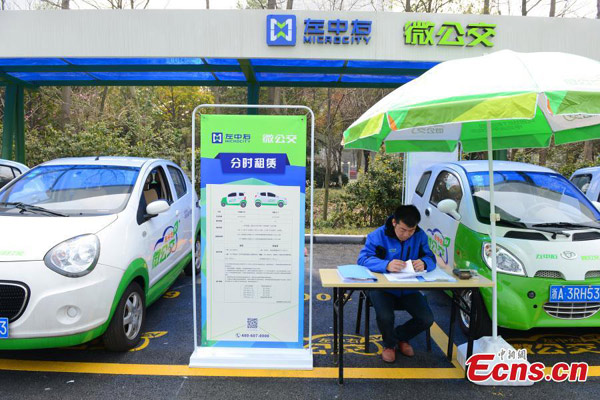 Coches eléctricos utilizados como 'mini buses' estacionados cerca de una estación de metro de Hangzhou, provincia de Zhejiang, el 17 de marzo de 2015. 