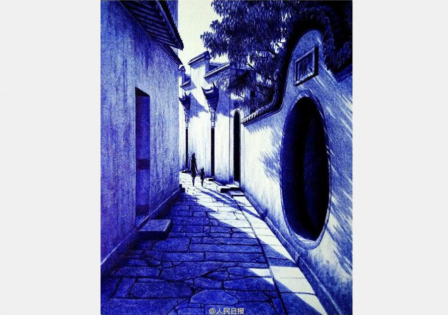 Silencio, muestra a una mujer que pasea con su hijo por un callejón antiguo en una ma?ana soleada. 