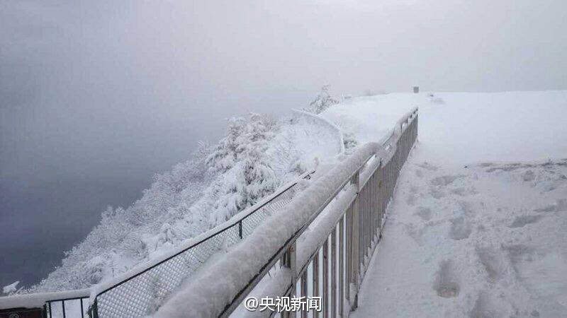 Cae la nevada más grande en 7 a?os sobre la monta?a Emei de Sichuan