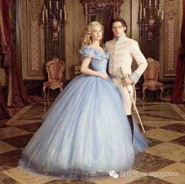 El largo vestido azul de Cenicienta y sus zapatos de cristal son una realidad