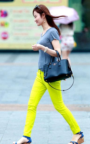 Mujer con sandalias y pantalones en un día caluroso. 