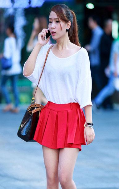 Joven con una falda corta de estilo veraniego. 